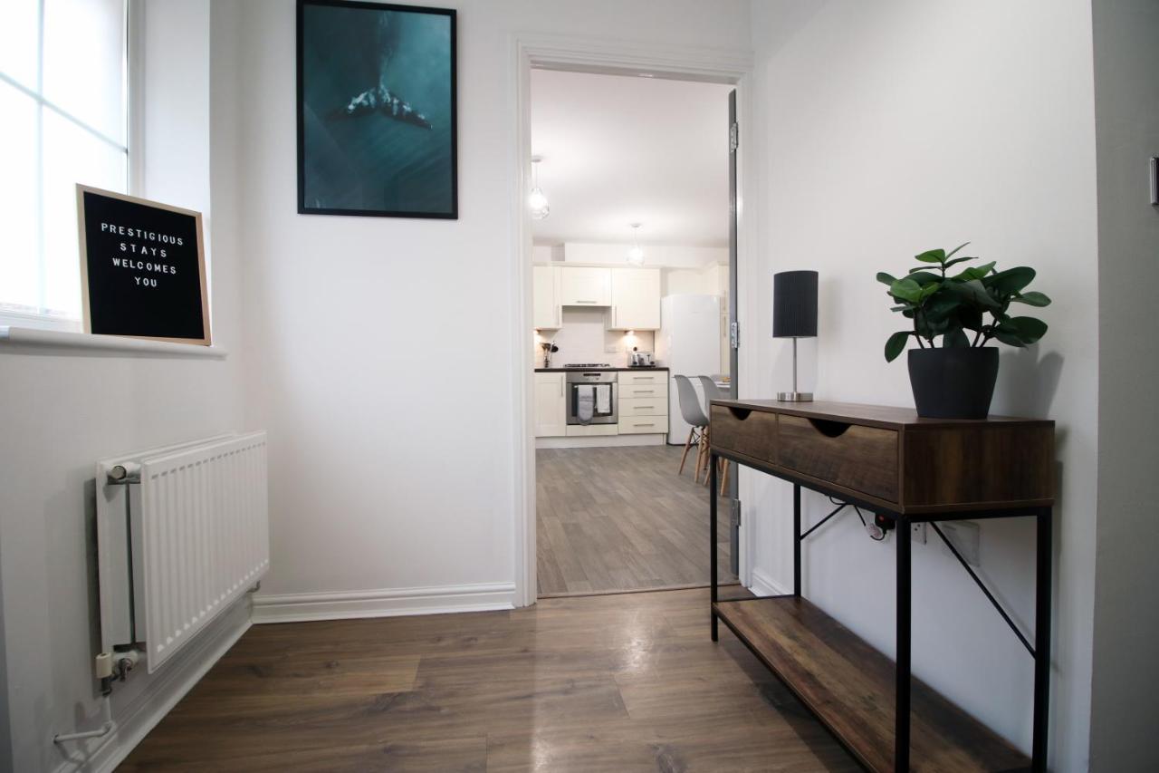 Delft - Spacious Home, High Speed Wi-Fi, Free Parking, Terrace Swindon Kültér fotó