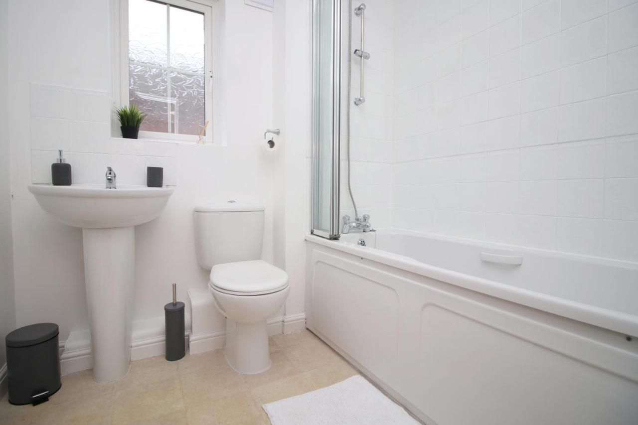 Delft - Spacious Home, High Speed Wi-Fi, Free Parking, Terrace Swindon Kültér fotó